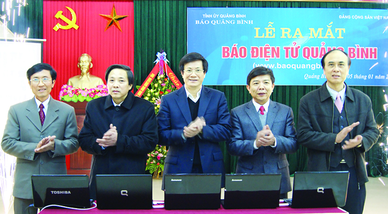 Các đồng chí lãnh đạo tỉnh bấm nút khai trương   Báo Quảng Bình điện tử, năm 2012. Ảnh: TƯ LIỆU