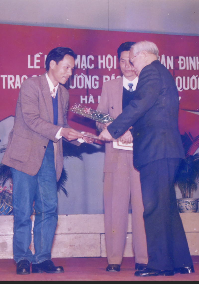 Nhà báo Minh Toản nhận giải A, Giải Báo chí toàn quốc, năm 1997.              Ảnh: TƯ LIỆU