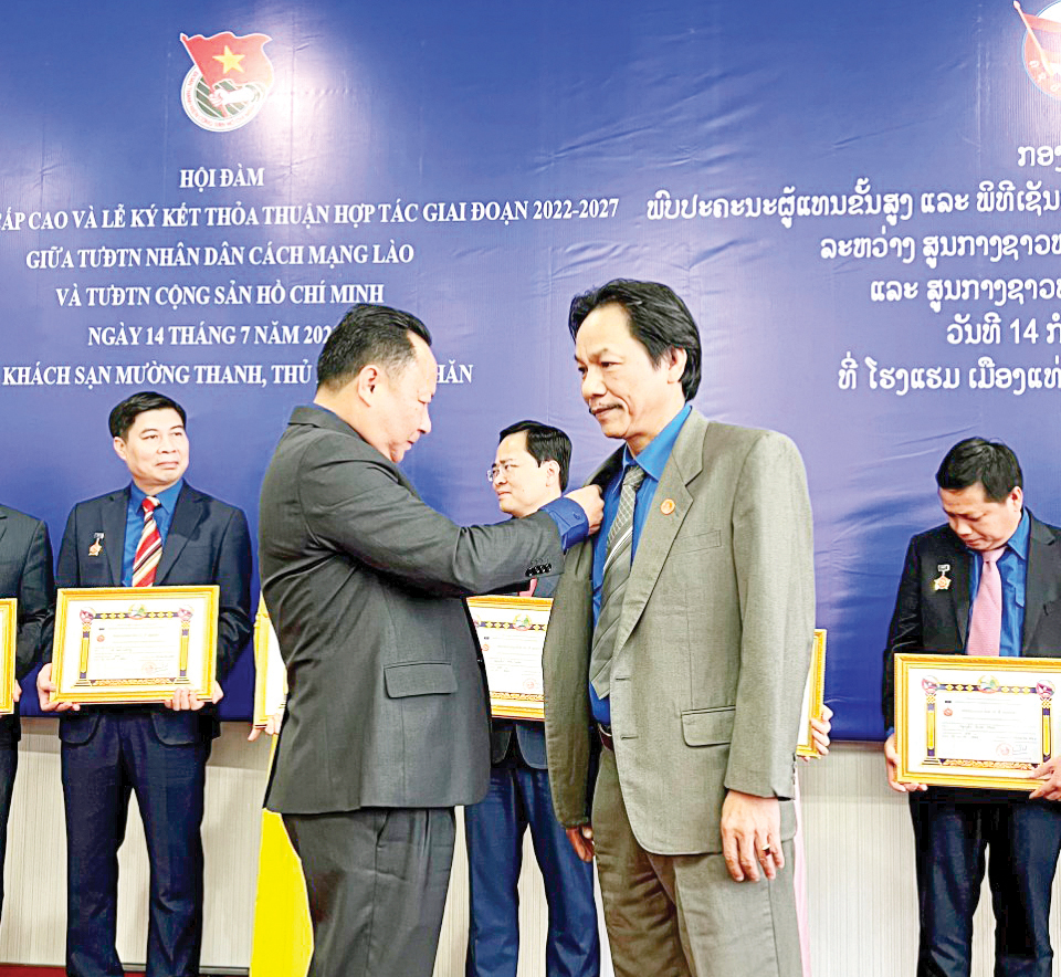Nhà báo Minh Toản nhận kỷ niệm chương tại Thủ đô Viêng Chăn (Lào).