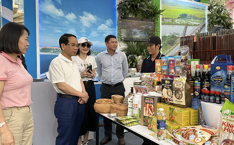 Đồng chí Phó Chủ tịch UBND tỉnh Phan Mạnh Hùng thăm, động viên các DN, HTX có sản phẩm tham gia gian hàng triển lãm.