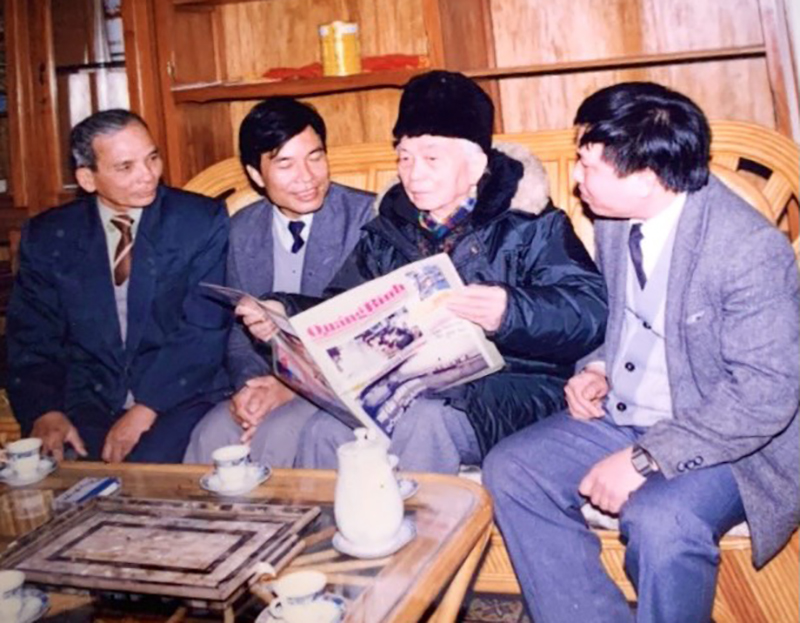 Đại tướng Võ Nguyên Giáp trong một lần đến thăm Báo Quảng Bình. Ảnh: Tư liệu