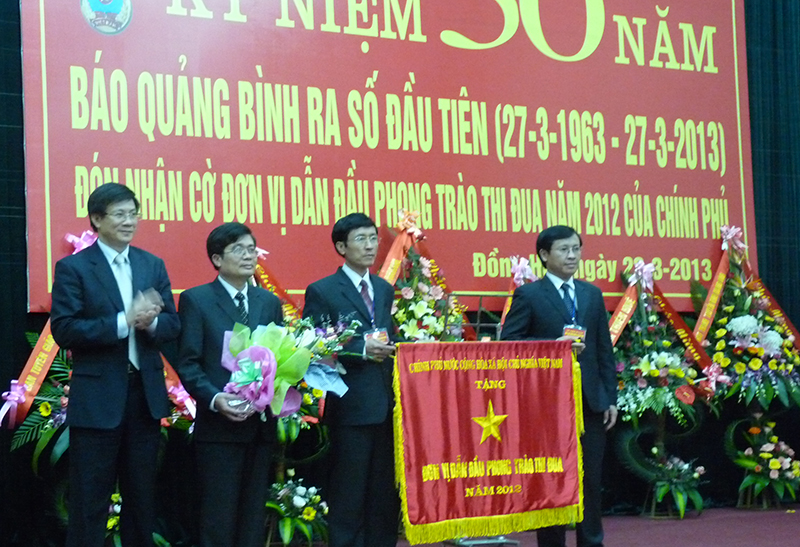 Báo Quảng Bình đón nhận cờ Đơn vị dẫn đầu phong trào thi đua năm 2012 của Chính phủ