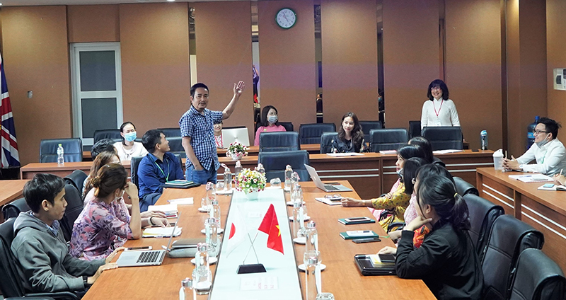 Nhà báo Nguyễn Thế Thịnh nói chuyện truyền thông với các giảng viên Trường đại học Đông Á.