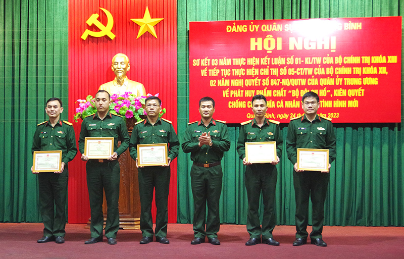  Đồng chí Chỉ huy trưởng Bộ CHQS tỉnh Đoàn Sinh Hòa trao giấy khen cho các tập thể tiêu biểu.