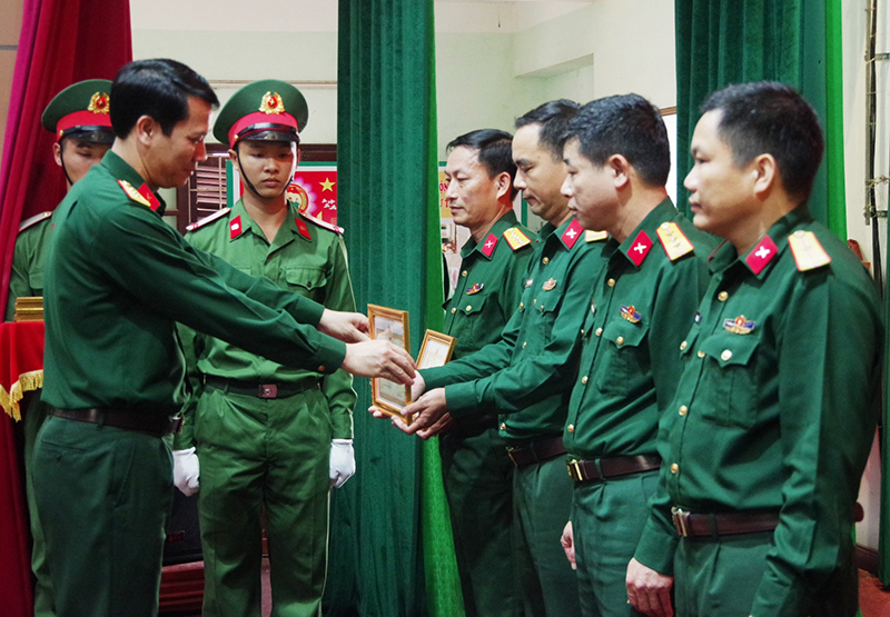 Đại tá Đinh Xuân Hướng, Phó bí thư Đảng ủy, Chính ủy Bộ CHQS tỉnh trao giấy khen cho các cá nhân tiêu biểu.