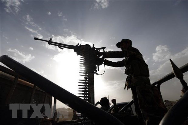 Tay súng Houthi cùng thiết bị quân sự được triển khai trên đường phố thủ đô Sanaa, Yemen. (Ảnh: AFP/TTXVN)