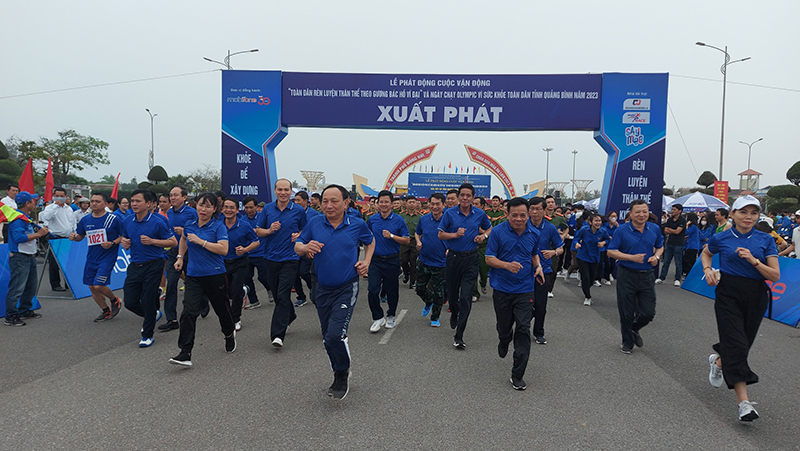 Đồng chí Phó Bí thư Thường trực Tỉnh ủy Trần Hải Châu và các đại biểu tham gia chạy hưởng ứng cuộc vận động