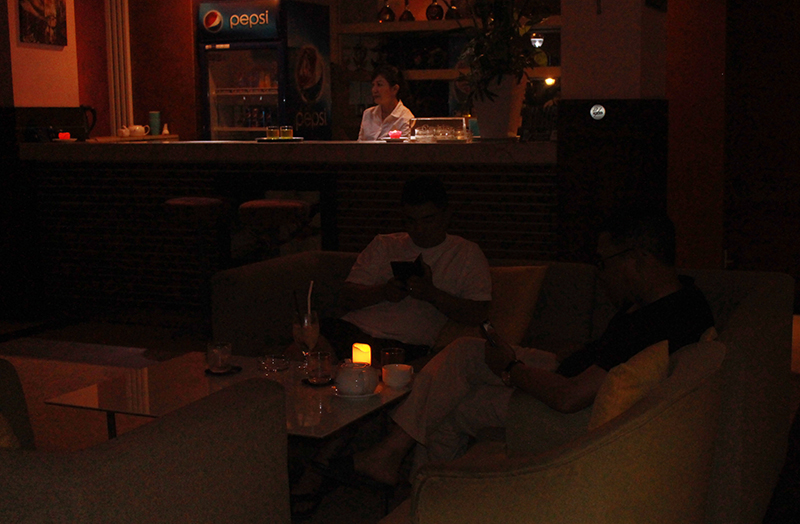 Khách du lịch tại Khách sạn Sài Gòn Quảng Bình uống cà phê bên ngọn nến trong “Giờ trái đất”