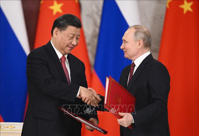 Chủ tịch Trung Quốc Tập Cận Bình (trái) và Tổng thống Nga Vladimir Putin tại lễ ký tuyên bố chung về tăng cường quan hệ đối tác hợp tác chiến lược toàn diện Trung-Nga ở Moskva ngày 21/3/2023. Ảnh: AFP/TTXVN