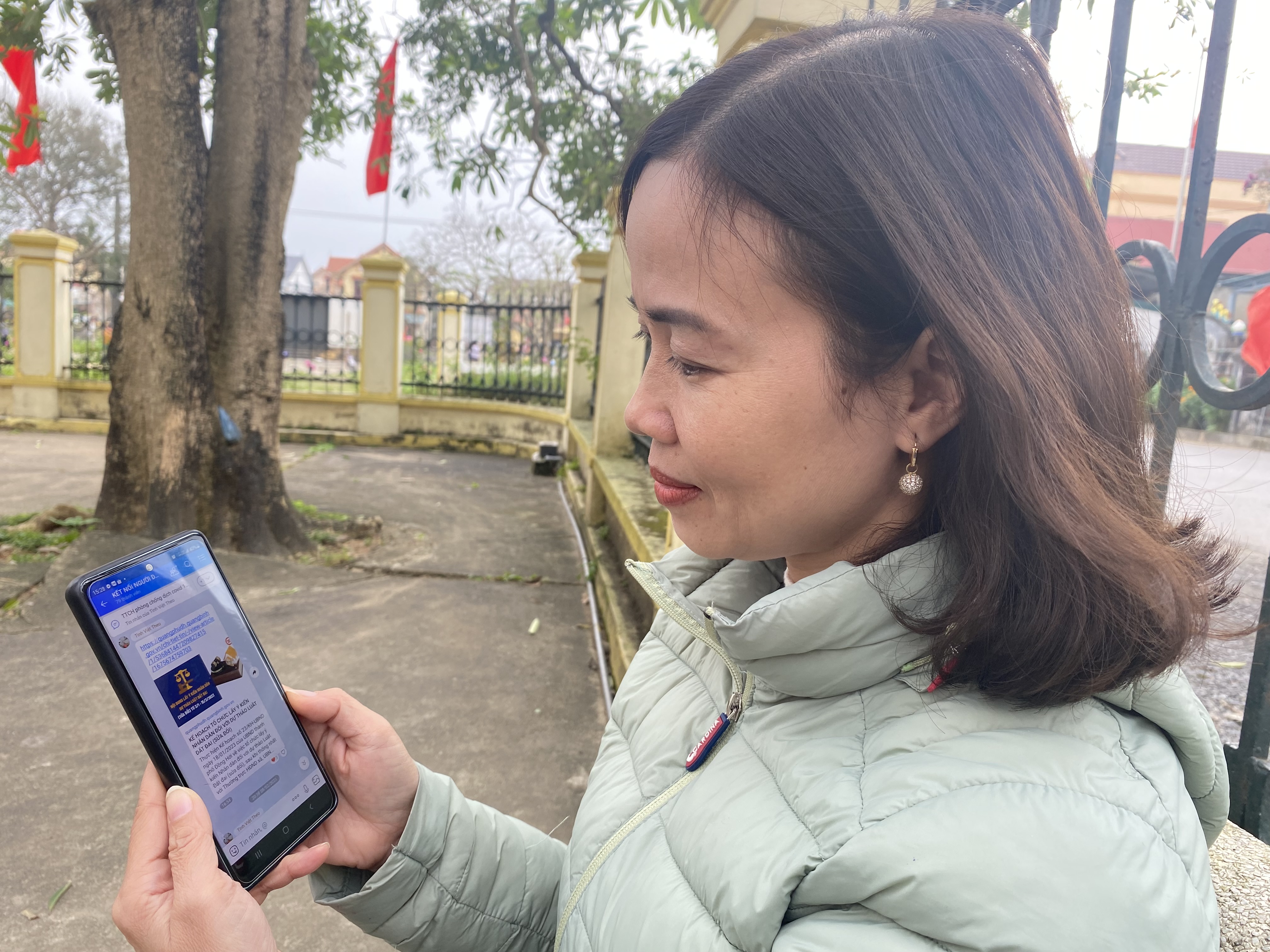 Chị Đinh Thị Tuyết Thu (thôn Nam Phú, xã Quang Phú) hài lòng khi được cập nhật nhanh chóng, chính xác thông tin từ nhóm “Zalo kết nối người dân”.