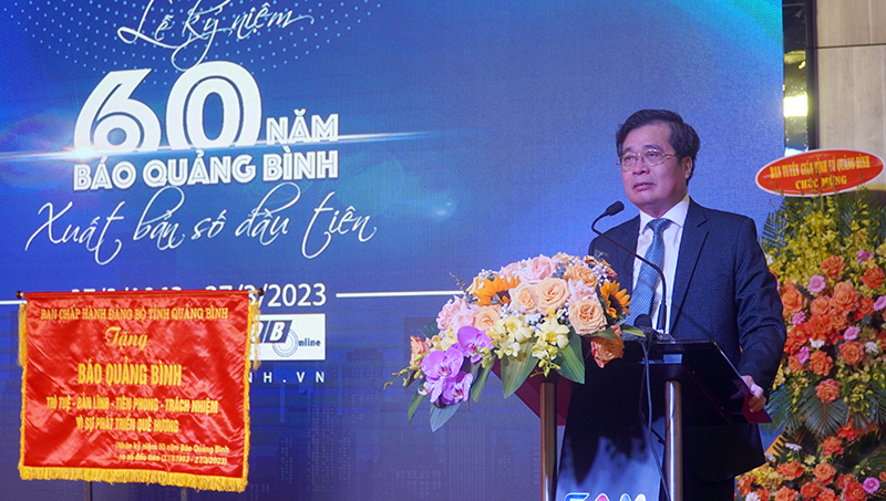Đồng chí Đinh Tùng Lâm, Tổng biên tập Báo Quảng Bình tiếp thu các ý kiến chỉ đạo của đồng chí Phó Bí thư Thường trực Tỉnh ủy Trần Hải Châu