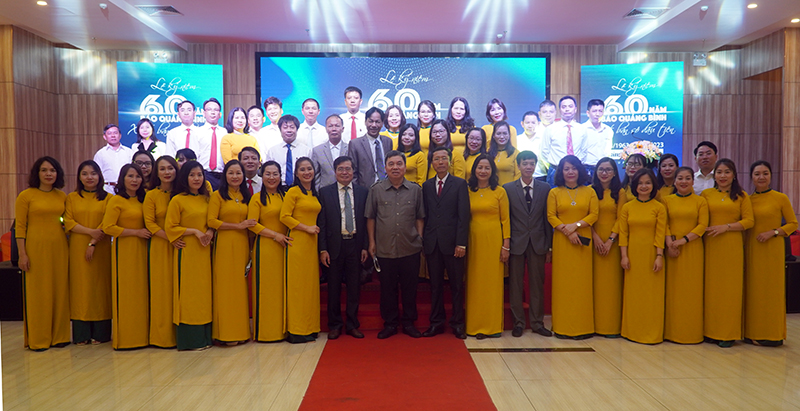Các thế hệ cán bộ, phóng viên, biên tập viên, nhân viên Báo Quảng Bình tham dự lễ kỷ niệm