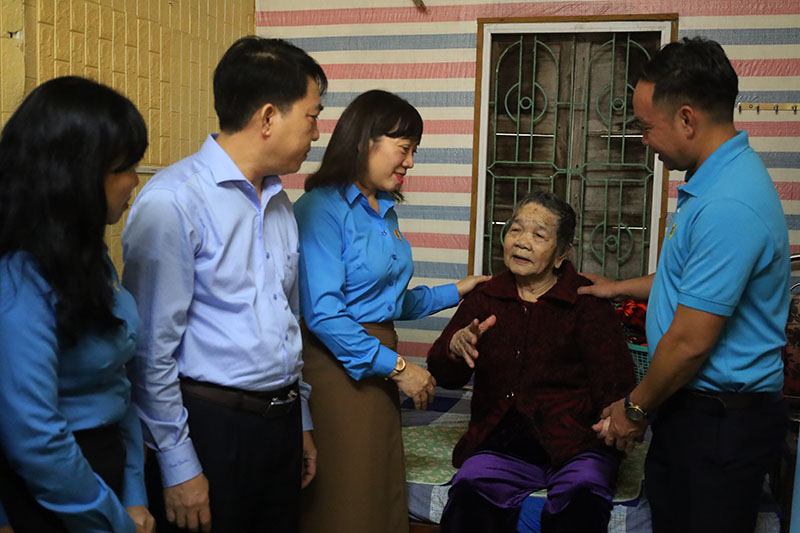 Đoàn đến thăm, tặng quà Bà mẹ VNAH Nguyễn Thị Trữ, phường Nam Lý