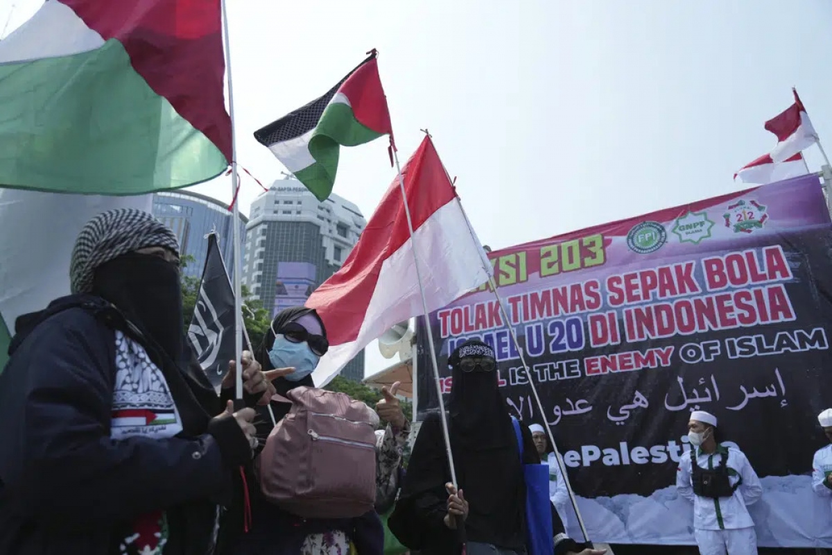 Người dân Indonesia xuống đường biểu tình phản đối U20 Israel dự U20 World Cup 2023. Ảnh: AP