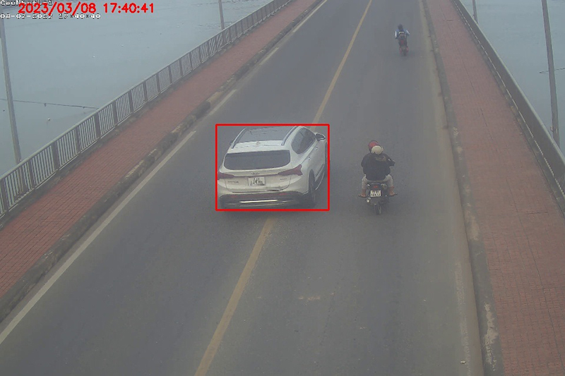 Camera tại đoạn cầu Nhật Lệ 1 ghi nhận trường hợp xe ô tô vi phạm TTATGT.