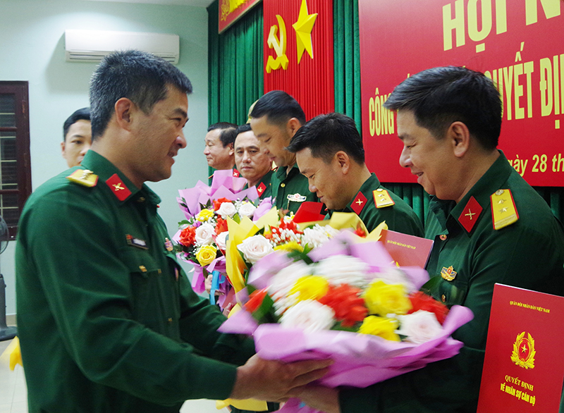 Đại tá Đoàn Sinh Hòa, Ủy viên BTV Tỉnh ủy, Chỉ huy trưởng Bộ CHQS tỉnh tặng hoa chúc mừng các đồng chí cán bộ được nhận quyết định mới.