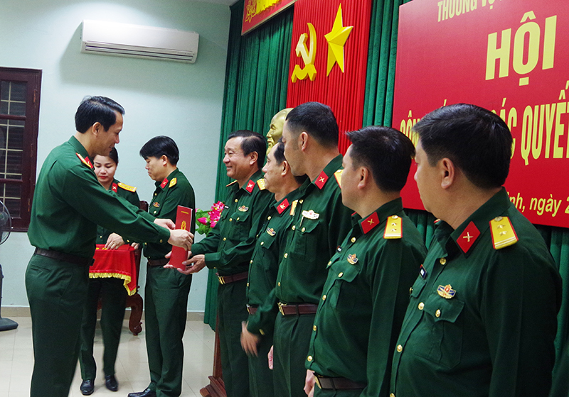 Đại tá Đinh Xuân Hướng, Chính ủy Bộ CHQS tỉnh trao quyết định cho các đồng chí cán bộ.