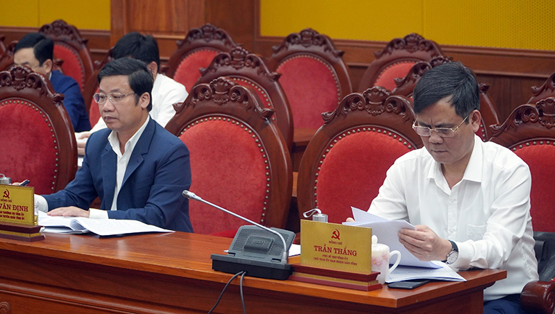 Các đồng chí Chủ tịch UBND tỉnh Trần Thắng và Trưởng ban Tuyên giáo Tỉnh ủy Cao Văn Định tham dự hội nghị