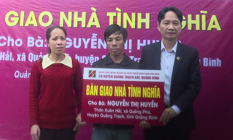 Hội LHPN huyện Quảng Trạch phối hợp với Agribank-Chi nhánh Bắc Quảng Bình hỗ trợ nhà tình nghĩa cho phụ nữ nghèo tại xã Quảng Phú. 