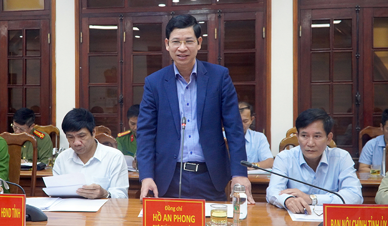 Đồng chí Phó Chủ tịch UBND tỉnh, Trưởng ban Chỉ đạo 138 tỉnh Hồ An Phong báo cáo với đoàn khảo sát về những kết quả của tỉnh sau 10 năm thực hiện các quy định của pháp luật về phòng, chống MBN giai đoạn 2021-2022