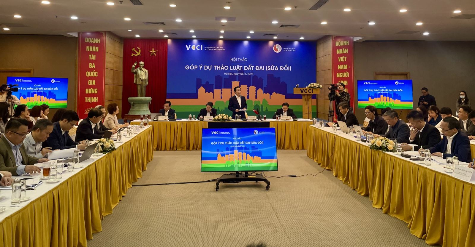 Quang cảnh cuộc lấy ý kiến góp ý Dự thảo Luật Đất đai (sửa đổi) do Bộ Tài nguyên và Môi trường phối hợp VCCI tổ chức ngày 8/3. 