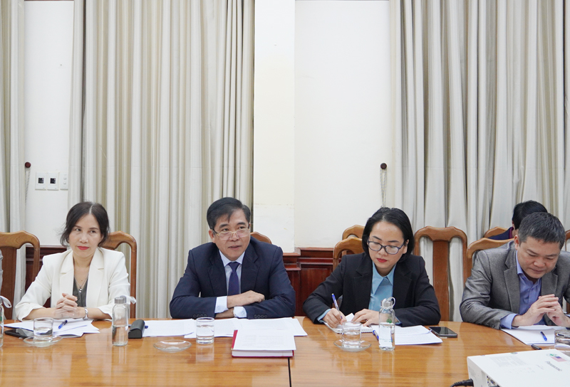 Đồng chí Phó Chủ tịch Thường trực UBND tỉnh Đoàn Ngọc Lâm trao đổi về các dự án mà tỉnh Quảng Bình mong muốn hợp tác đầu tư với Tập đoàn Econet.
