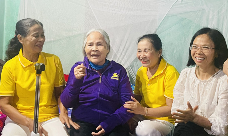  Đoàn công tác HAI thăm mô hình chăm sóc sức khỏe tại nhà ở xã Nghĩa Ninh (TP. Đồng Hới).