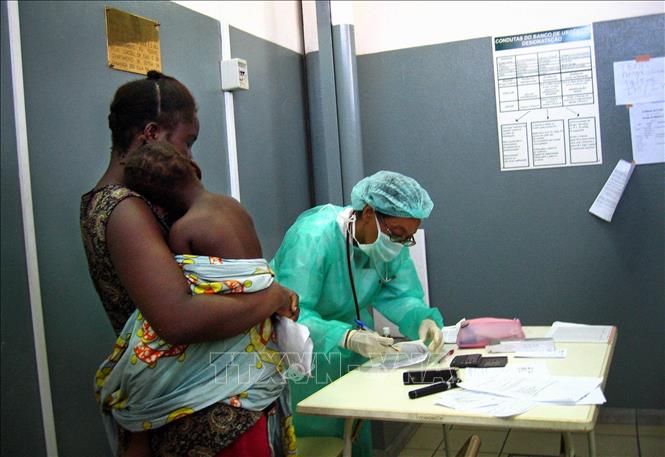 Bệnh nhân nhiễm virus Marburg được điều trị tại bệnh viện ở Luanda, Angola. Ảnh tư liệu: AFP/TTXVN
