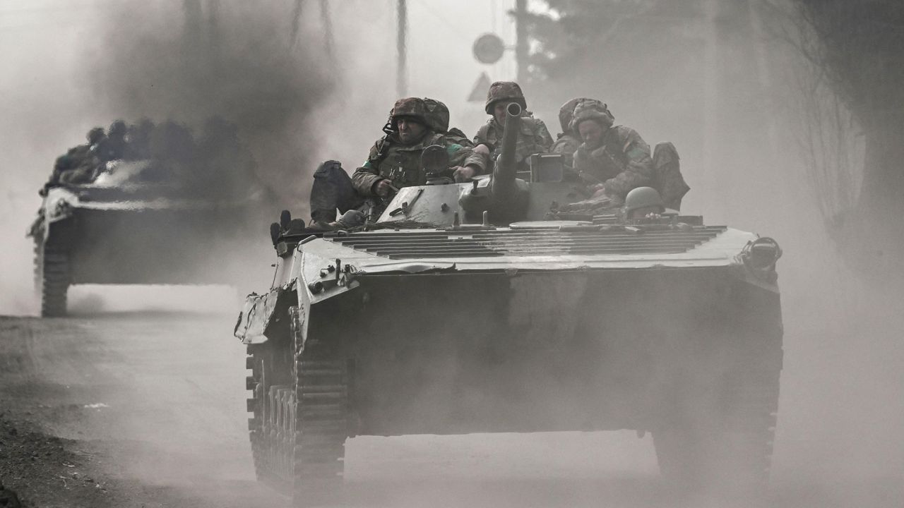 Ngân sách Ukraine đang chịu sức ép lớn từ chi tiêu quân sự. Trong ảnh là xe tăng Ukraine ở Bakhmut. Nguồn: AFP/Getty Images