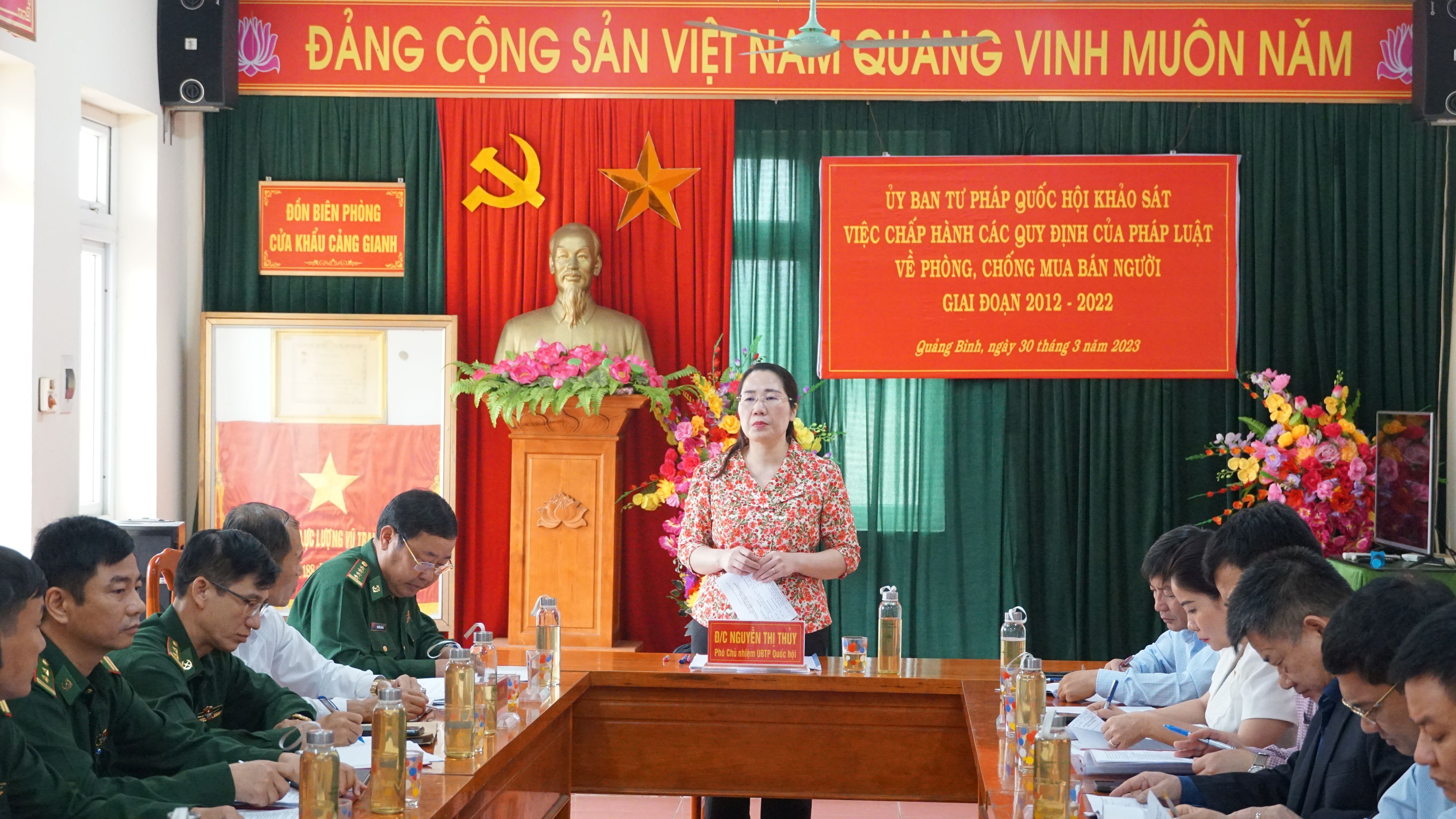 Đồng chí Nguyễn Thị Thủy, Phó Chủ nhiệm UBTPQH, Trưởng đoàn khảo sát phát biểu kết luận tại buổi làm việc.