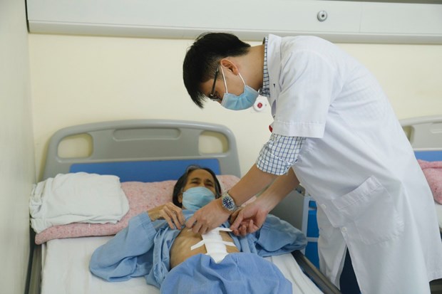 Bác sỹ thăm khám cho một bệnh nhân điều trị ung thư tại Bệnh viện K. (Ảnh: PV/Vietnam+)