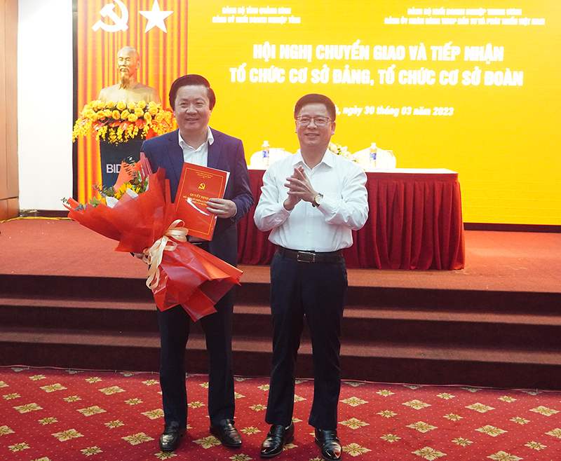 Đại diện lãnh đạo Đảng ủy Khối Doanh nghiệp tỉnh trao quyết định chuyển giao các tổ chức đảng cho Đảng bộ BIDV Việt Nam.