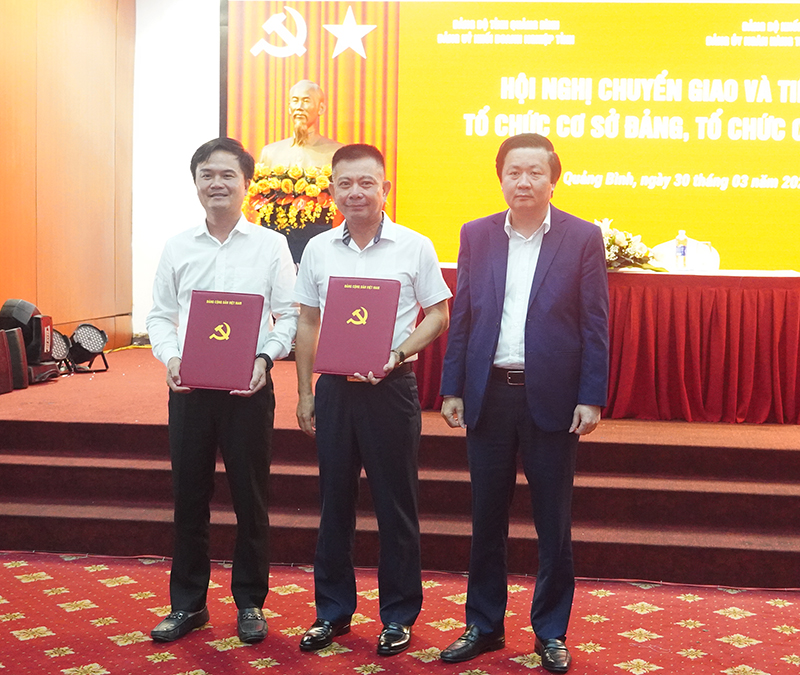 Đại diện lãnh đạo Đảng bộ BIDV Việt Nam trao quyết định tiếp nhận cho Đảng bộ BIDV chi nhánh Bắc Quảng Bình và Đảng bộ BIDV chi nhánh Quảng Bình. 
