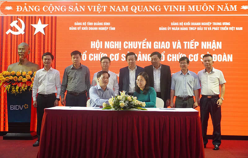 Đại diện lãnh đạo Đảng ủy BIDV Việt Nam và Đảng ủy Khối DN tỉnh ký kết biên bản bàn giao và tiếp nhận tổ chức đảng và đảng viên.