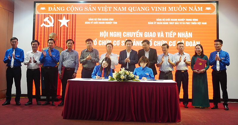 Đại diện lãnh đạo Đoàn Khối DN tỉnh và Đoàn thanh niên BIDV Việt Nam ký kết biên bản bàn giao và tiếp nhận tổ chức đoàn và đoàn viên.