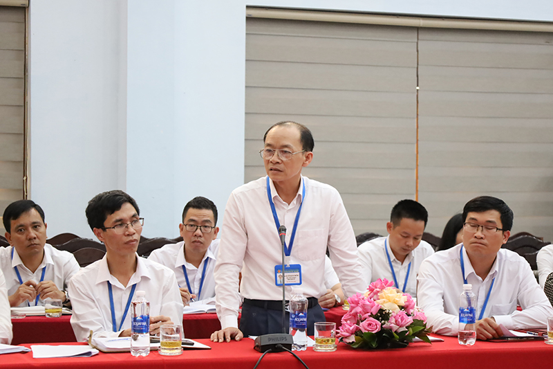 Đại diện cán bộ, giáo viên, nhân viên Trường CĐKTCNN Quảng Bình phát biểu tại buổi làm việc.