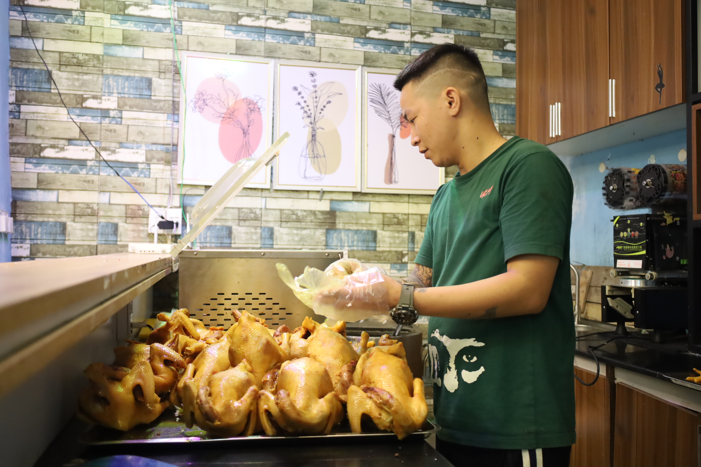 Nguyễn Đình Vũ với món gà ủ muối thảo mộc hoa tiêu công thức độc quyền.