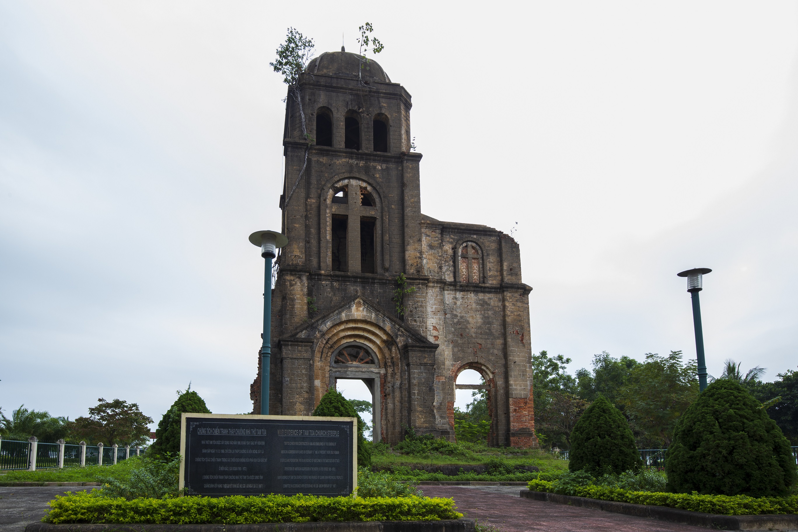Chứng tích chiến tranh tháp chuông nhà thờ Tam Tòa. Ảnh: Nguyễn Hải