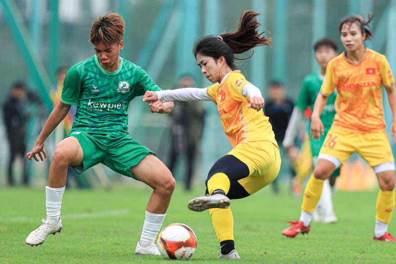  Đội tuyển nữ quốc gia (phải) đã có trận đấu tập đầu tiên với “quân xanh” là U15 nam Phù Đổng sau hai tuần rèn thể lực, kỹ chiến thuật. Ảnh: VFF