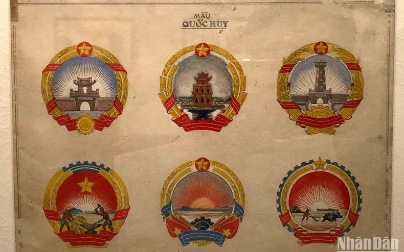 Một số phác thảo mẫu Quốc huy của họa sĩ Bùi Trang Chước, người sẽ được truy tặng Giải thưởng Hồ Chí Minh năm nay.