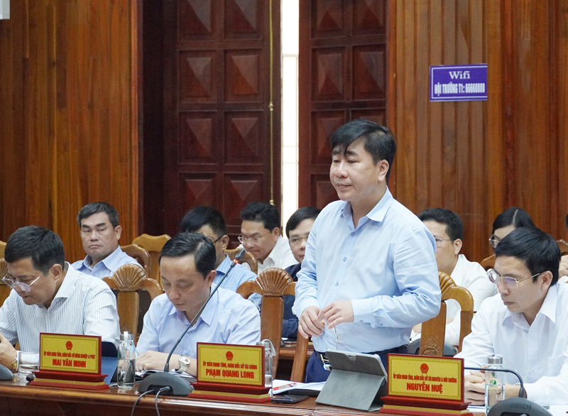 Đồng chí Giám đốc Sở Tài chính Phạm Quang Long nêu một số thuận lợi, khó khăn trong công tác thu, chi ngân sách năm 2023.