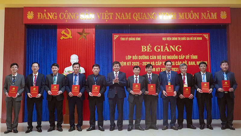 Đồng chí Trưởng ban Tổ chức Tỉnh ủy Trần Vũ Khiêm trao chứng chỉ cho các học viên