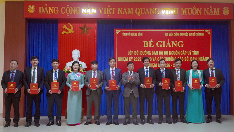 Đồng chí Trưởng ban Tuyên giáo Tỉnh ủy Cao Văn Định trao chứng chỉ cho các học viên