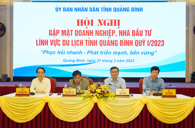 - Đồng chí Chủ tịch UBND tỉnh Trần Thắng và các đồng chí Phó Chủ tịch UBND tỉnh chủ trì hội nghị.