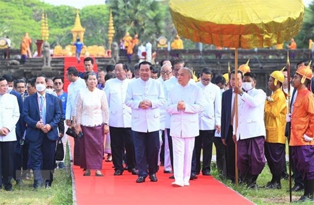 Quốc vương Campuchia Preah Bat Samdech Preah Boromneath Norodom Sihamoni, cùng với Thủ tướng Samdech Techo Hun Sen và nhiều quan chức cấp cao khác tới dự Lễ xin lửa và khởi động hoạt động rước đuốc cho SEA Games 32 và ASEAN Para Games 12. (Ảnh: AKP/TTXVN)
