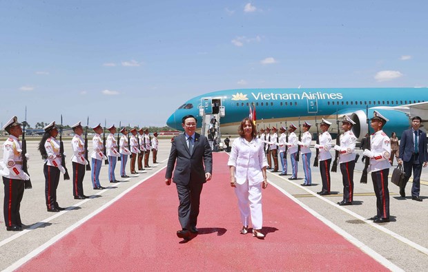 Chủ tịch Quốc hội đến sân bay José Martí, bắt đầu thăm chính thức Cuba