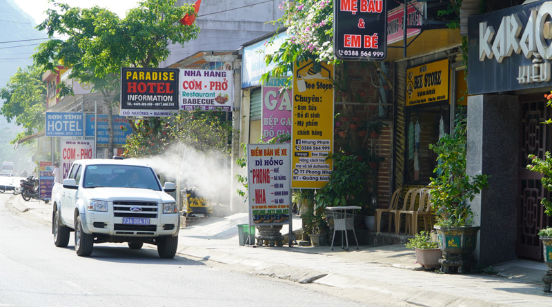 Phun hóa chất chủ động phòng, chống dịch sốt xuất huyết tại thị trấn Phong Nha