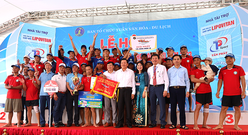 Đại diện lãnh đạo thành phố trao giải nhất cho đội phường Phú Hải.