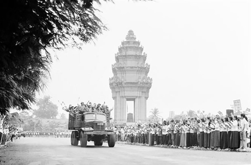 Các chiến sỹ quân tình nguyện Việt Nam chào tạm biệt người dân Campuchia trước khi rút quân về nước năm 1989. Ảnh tư liệu.