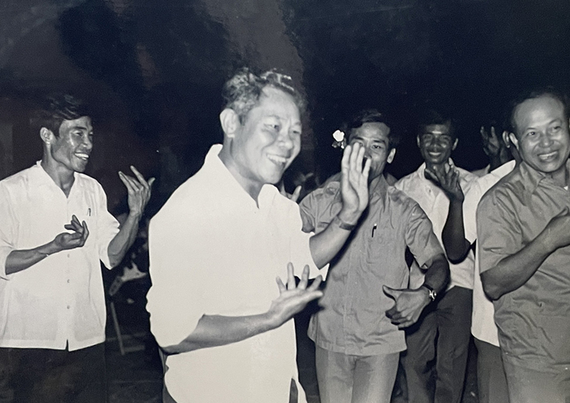 Các chuyên gia tỉnh Bình Trị Thiên hòa chung điệu múa truyền thống của nước bạn Campuchia vào dịp Tết năm 1983. Ảnh tư liệu.